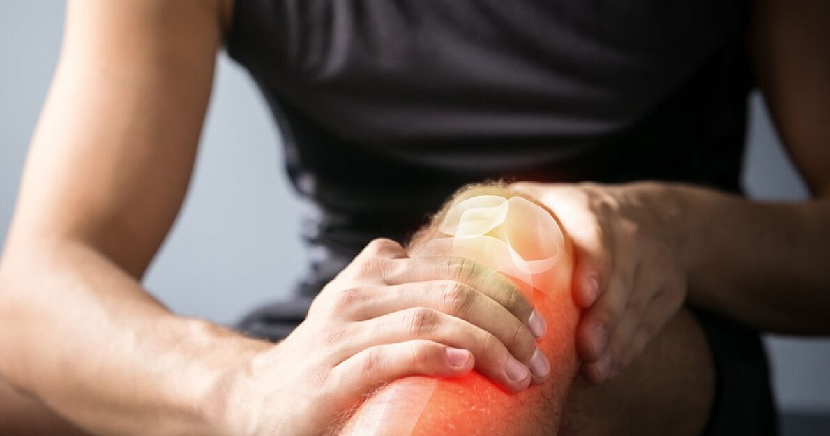 Applying Traugel gel to the knee joint